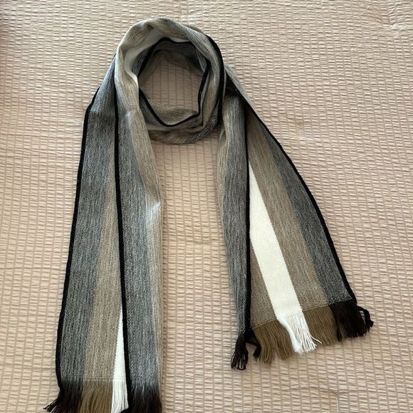 Beautiful alpaca scarf from Ecuador so soft and warm! - Picture 3 of 9